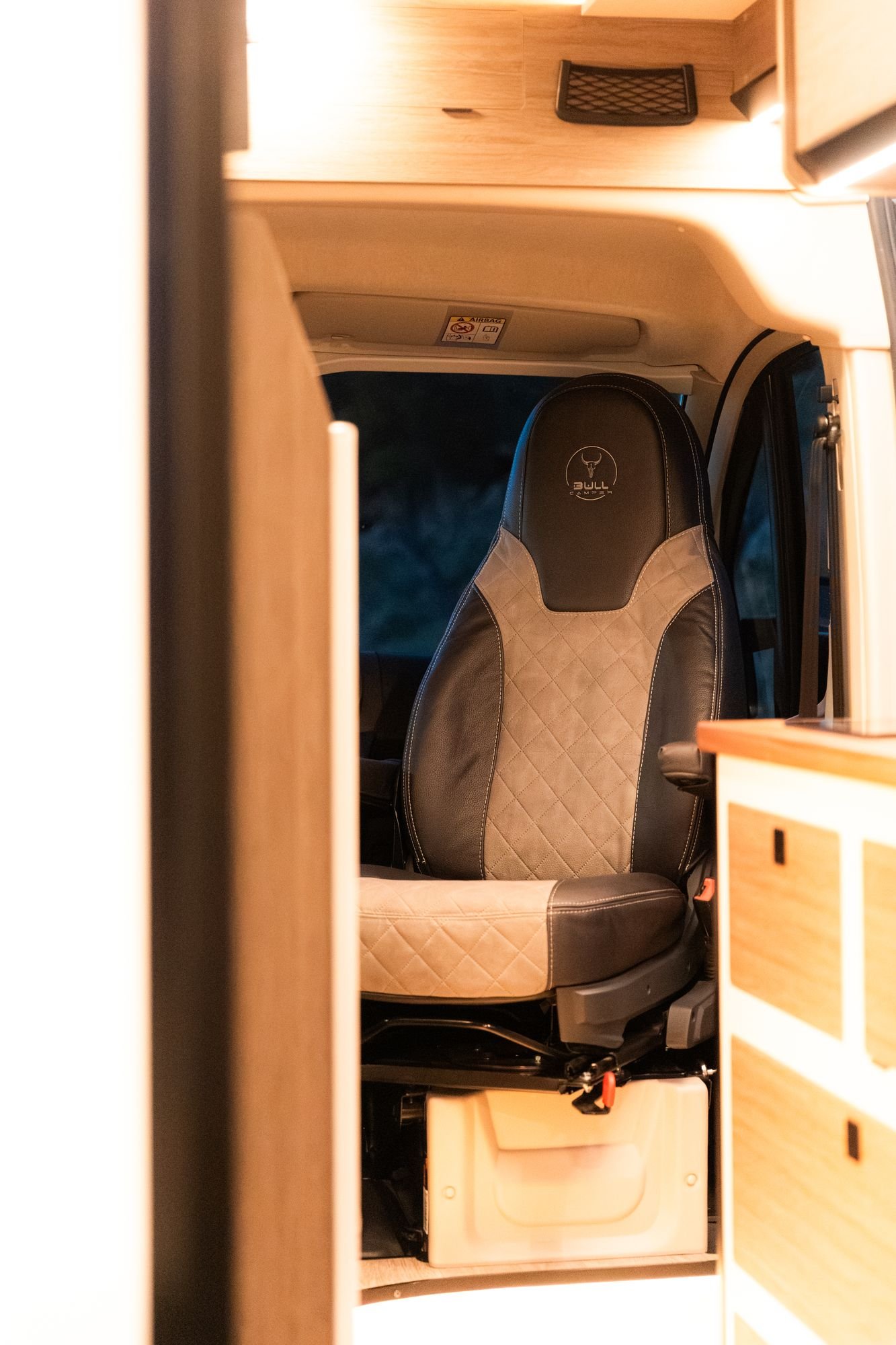 Asiento de cabina giratorio tapizado en cuero con el logo Bullcamper bordado