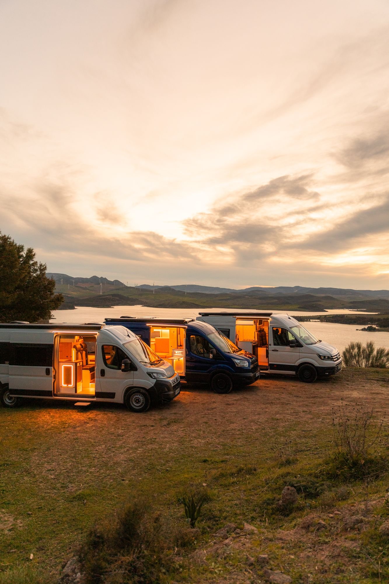Bullcamper — furgonetas camperizadas al atardecer