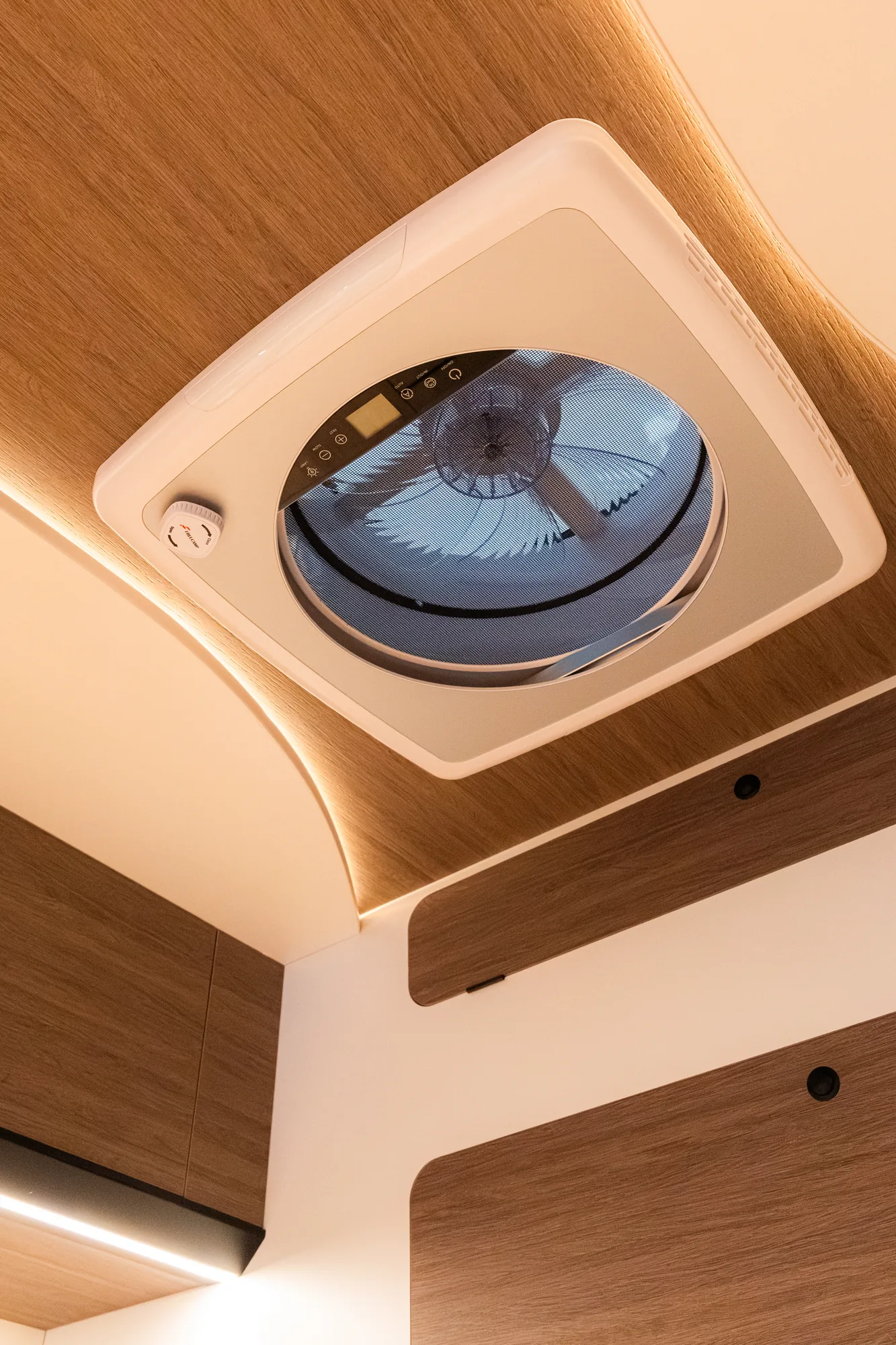 Claraboya con ventilador en un techo de madera con tira LED perimetral